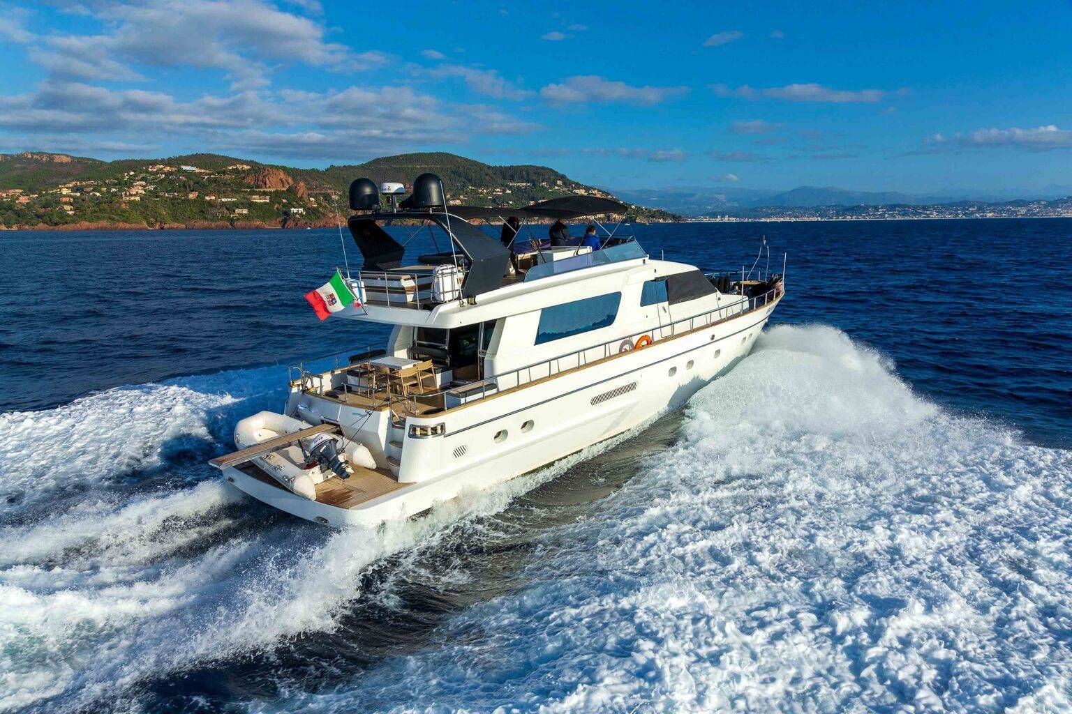 Location yachts SANLORENZO 70