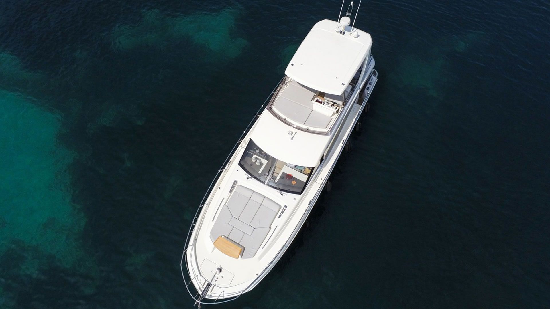 Yachts charter Jeanneau Prestige Fly 590