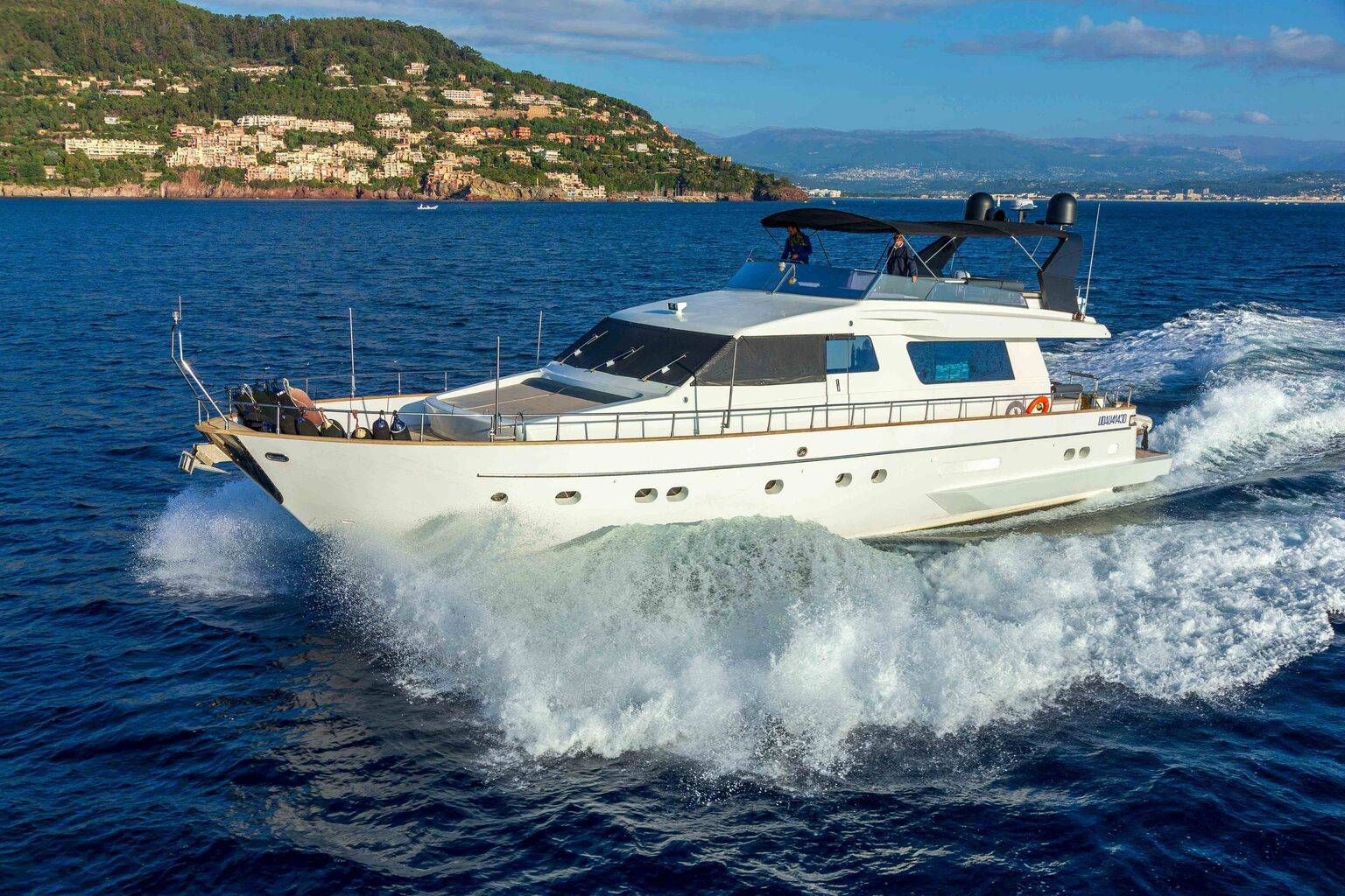 Location yachts SANLORENZO 70