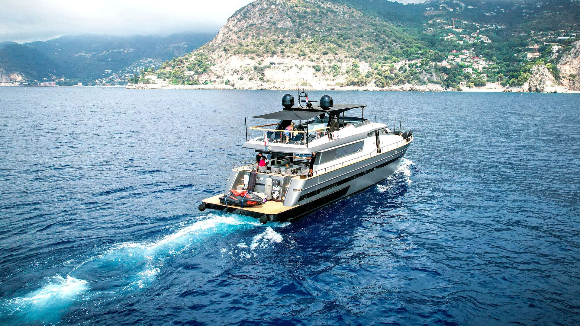 Yachts charter SANLORENZO 82 SL