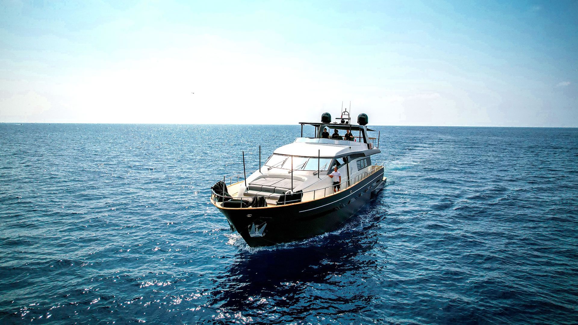 Yachts charter SANLORENZO 82 SL