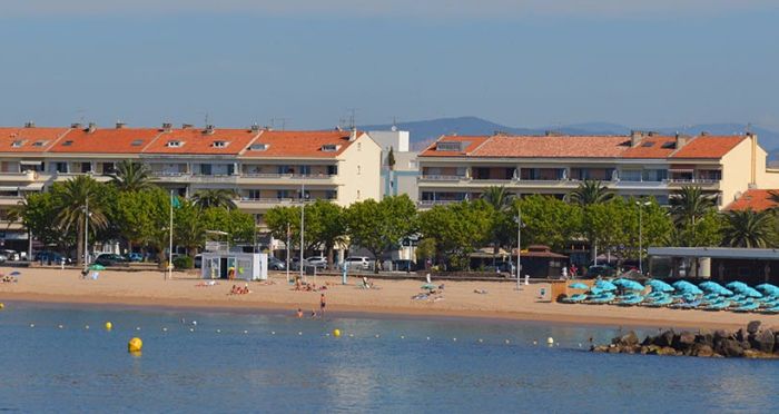 Quel yacht louer depuis la Plage de la Base Nature ?
