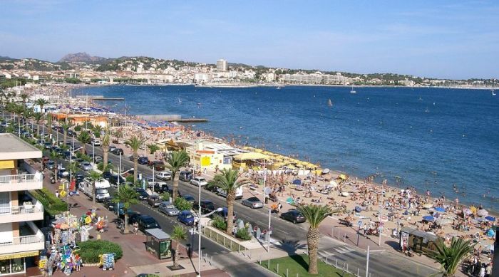 Puis-je louer un bateau depuis la Plage du Capitole ?