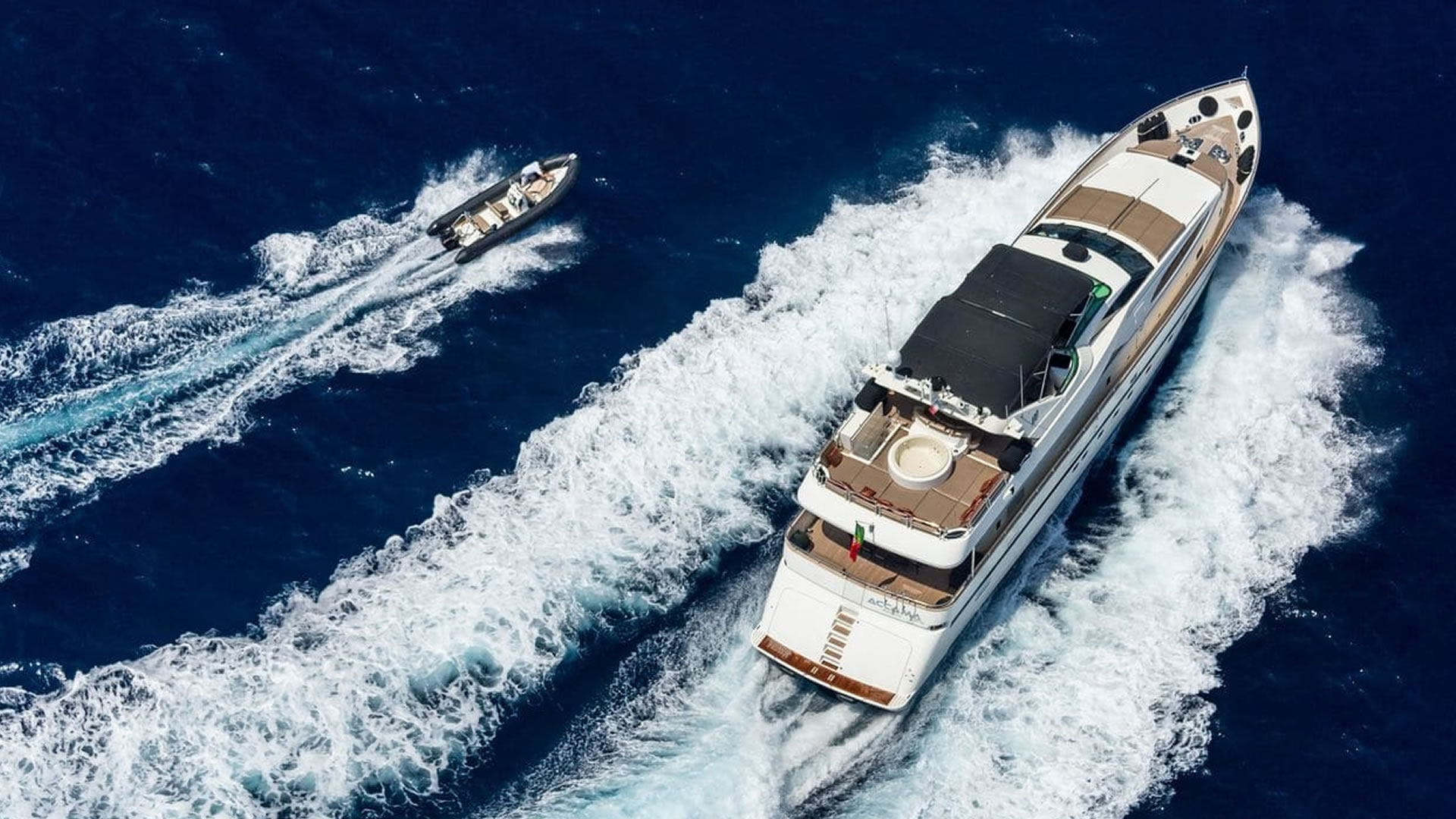 Yachts charter AZIMUT 100