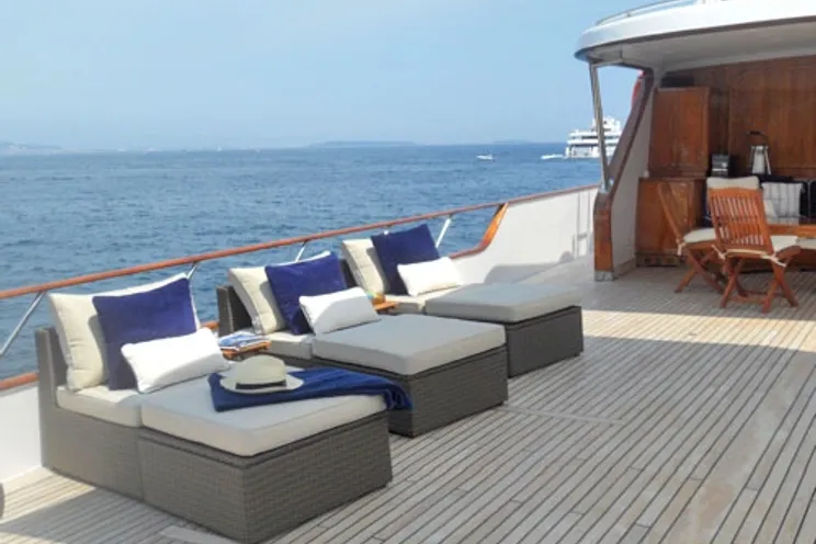 Yachts charter Ancona 132