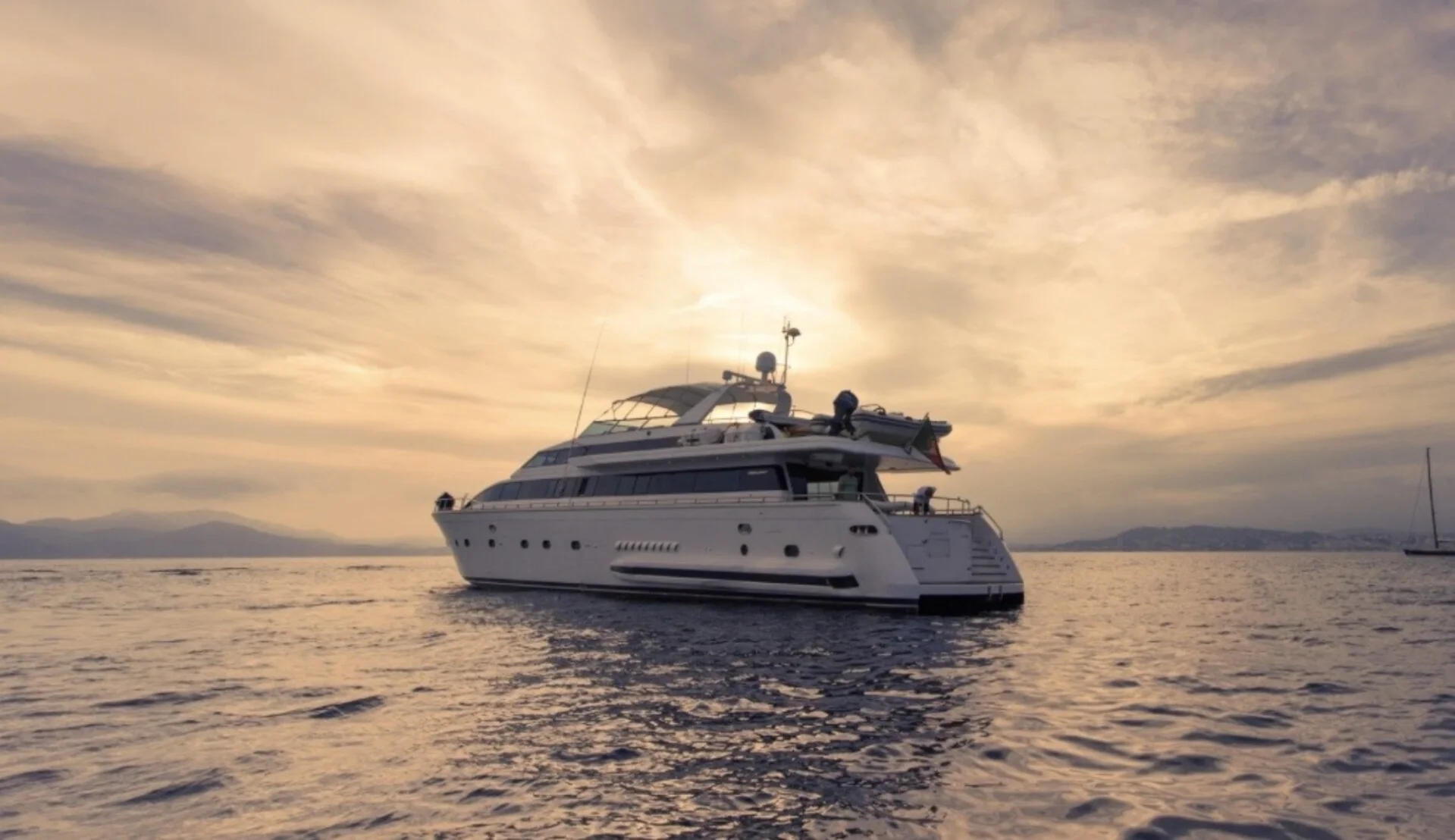 Yachts charter Versilcraft 98