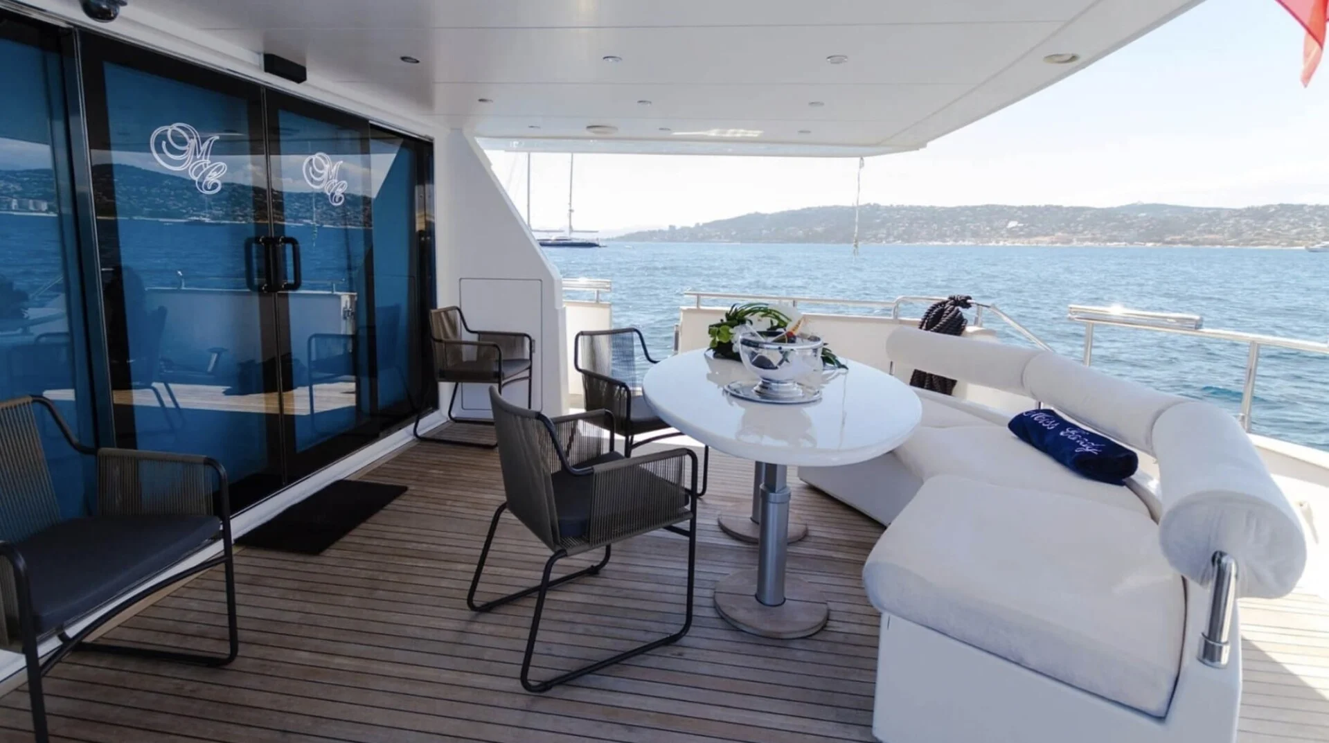 Yachts charter Versilcraft 98