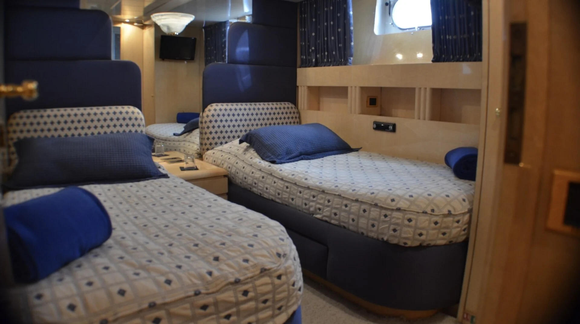 Yachts charter Versilcraft 98
