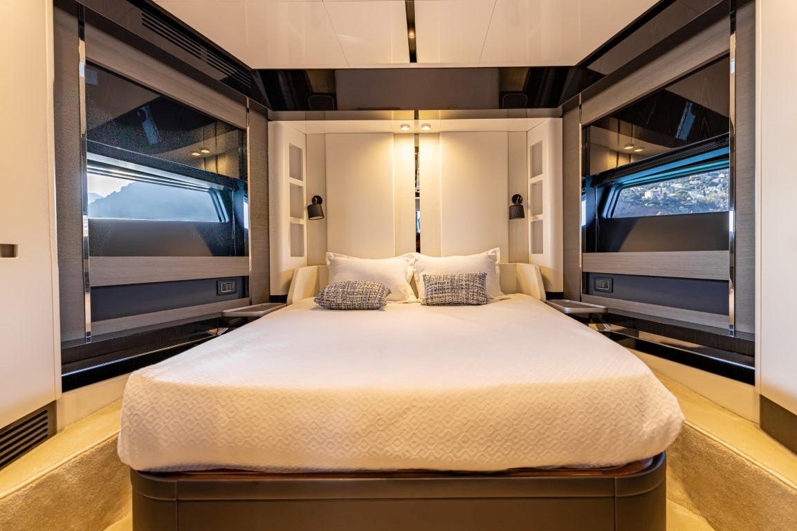 Location location AZIMUT S8