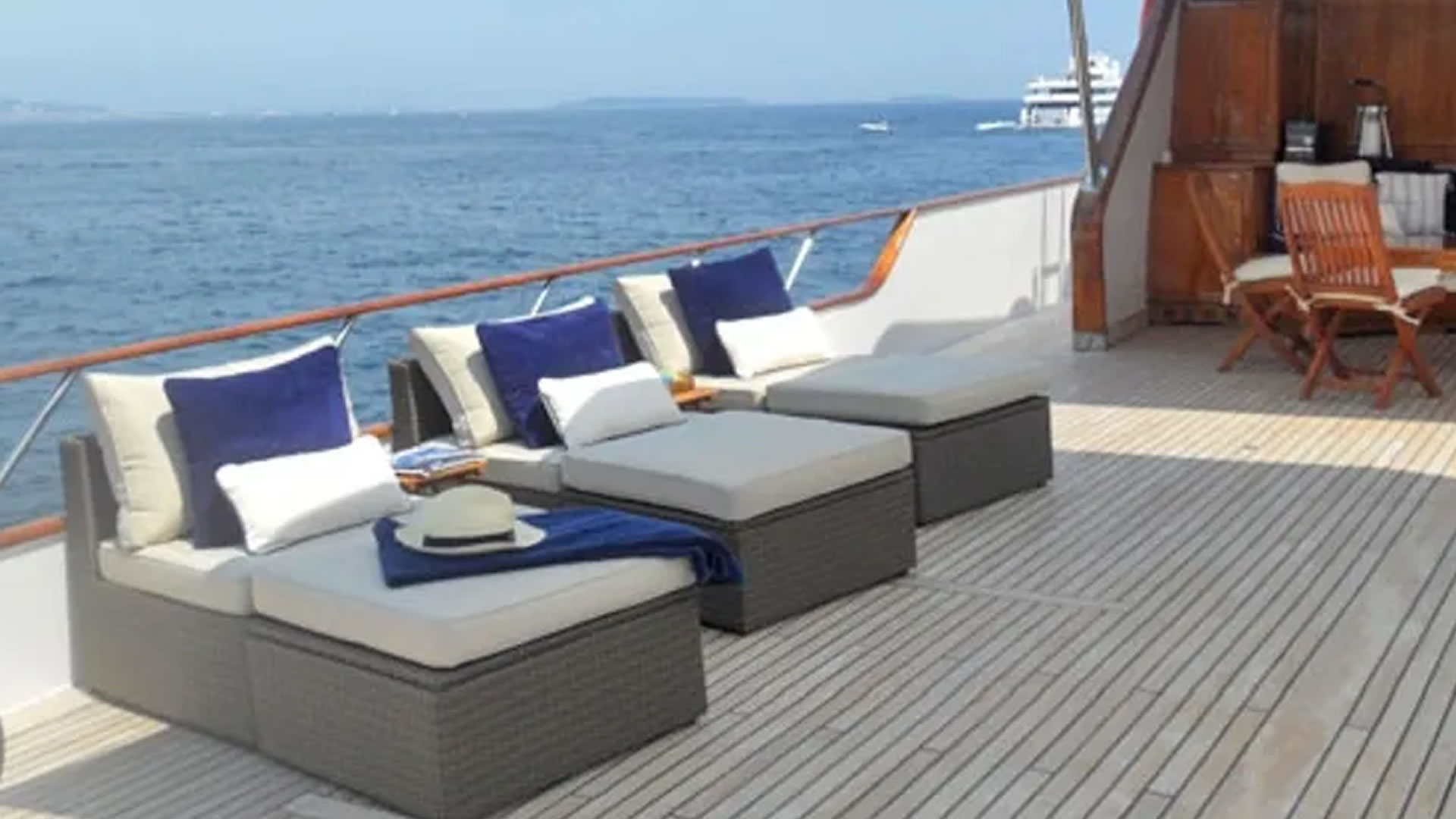 Yachts charter Ancona 132