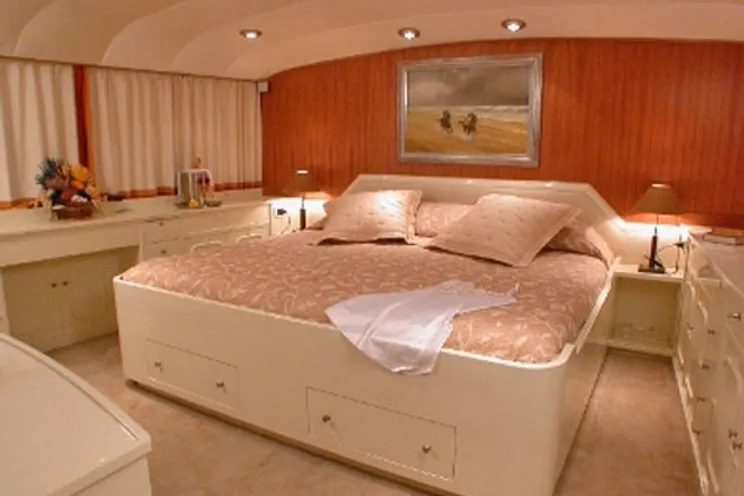 Yachts charter Ancona 132