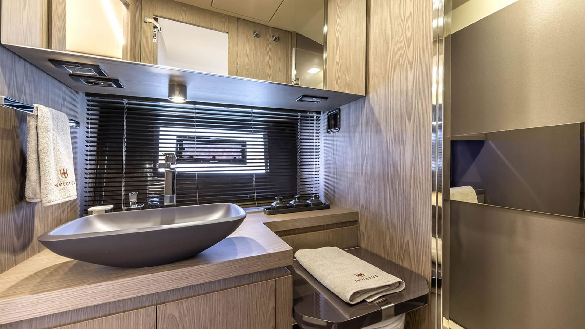 Location location Invictus 460 TT avec stabilisateur