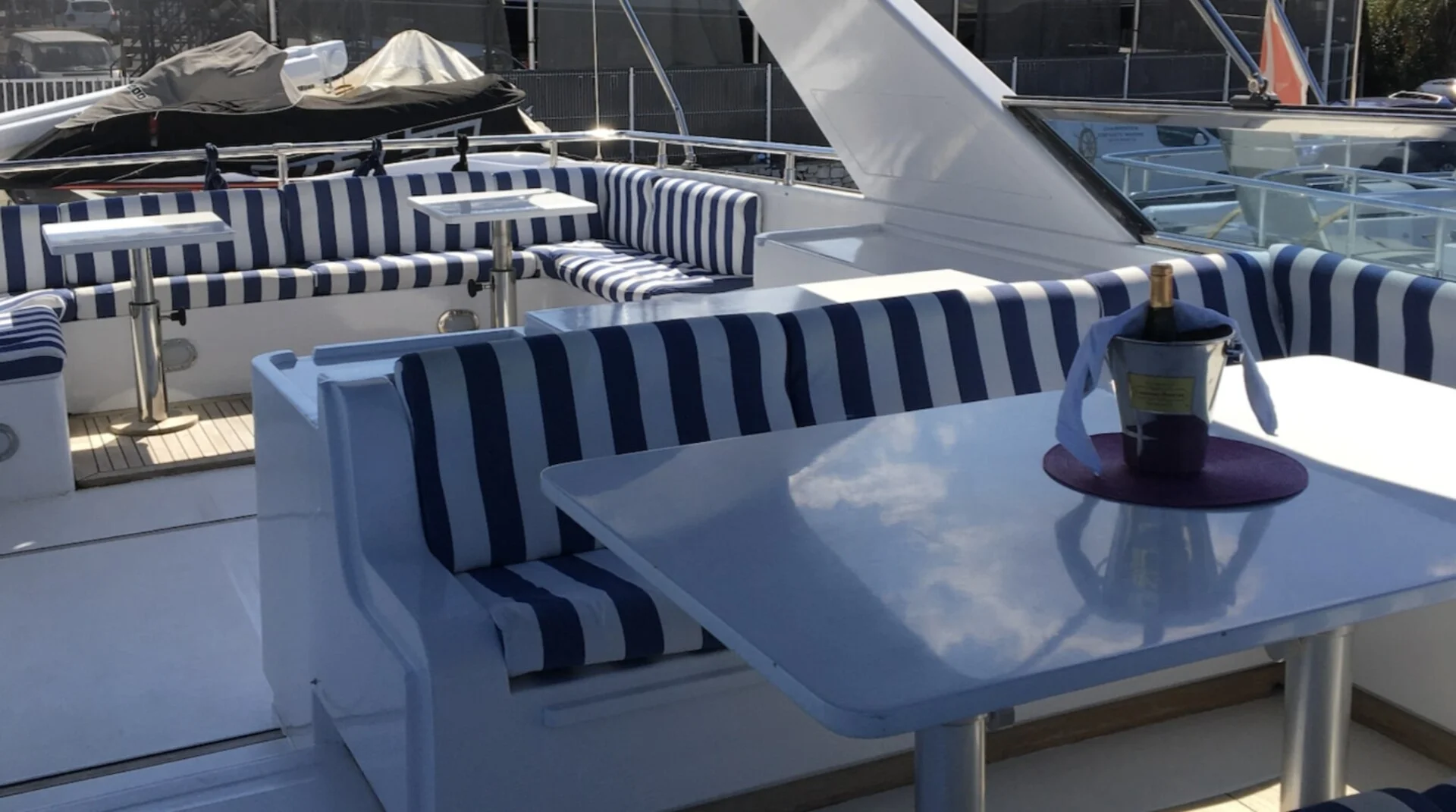 Yachts charter Versilcraft 98