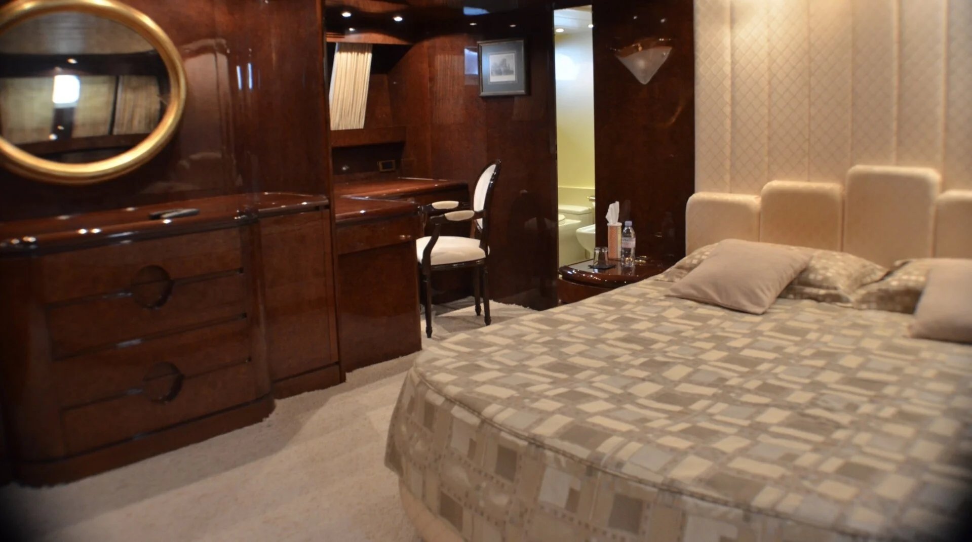 Yachts charter Versilcraft 98