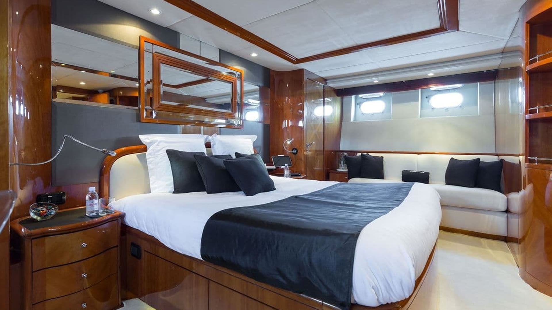 Yachts charter AZIMUT 100