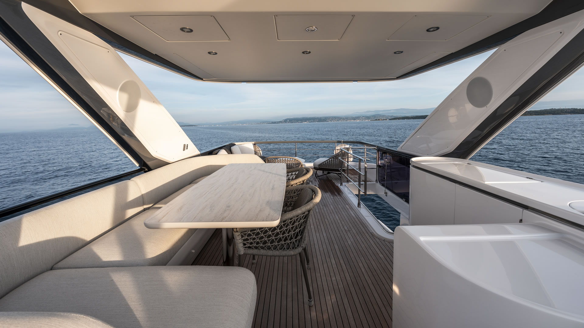 Location location AZIMUT 68 FLY