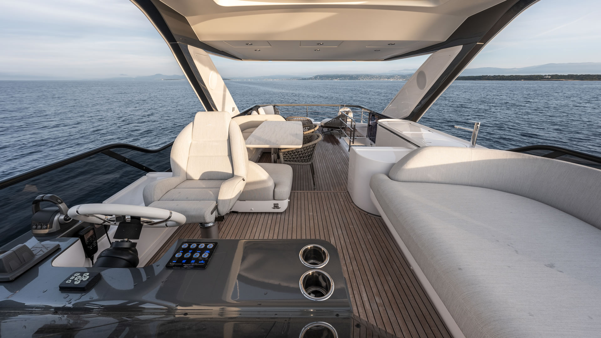 Location location AZIMUT 68 FLY