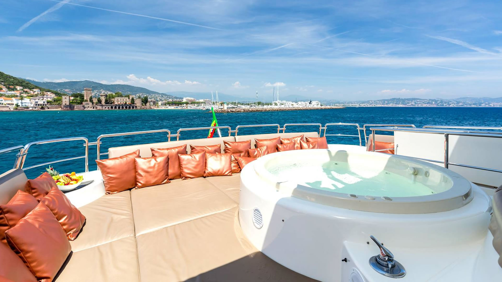 Yachts charter AZIMUT 100