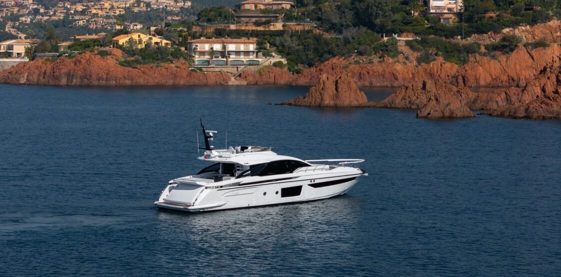 Location location AZIMUT S8