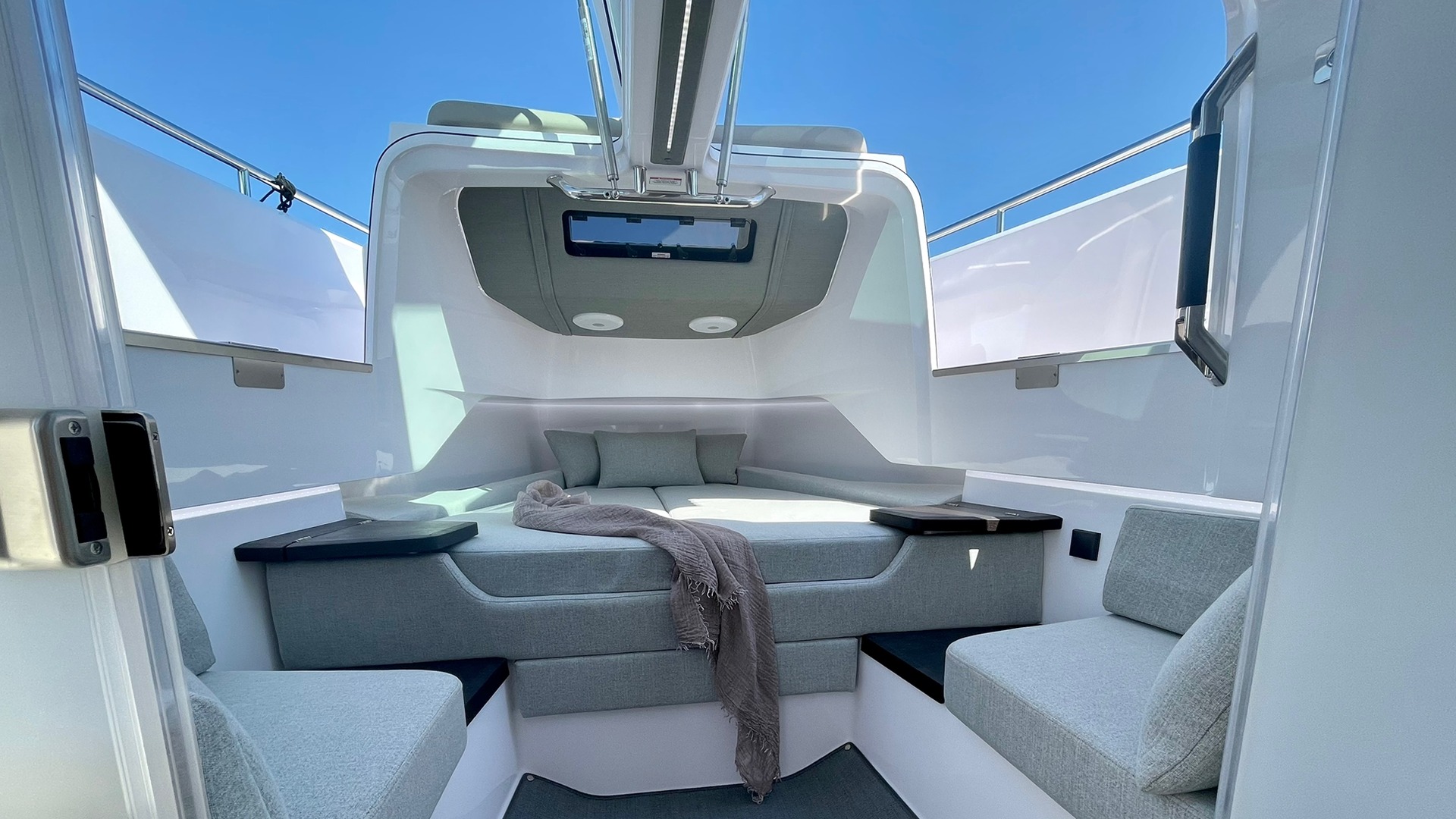 Yachts charter Axopar 37XC