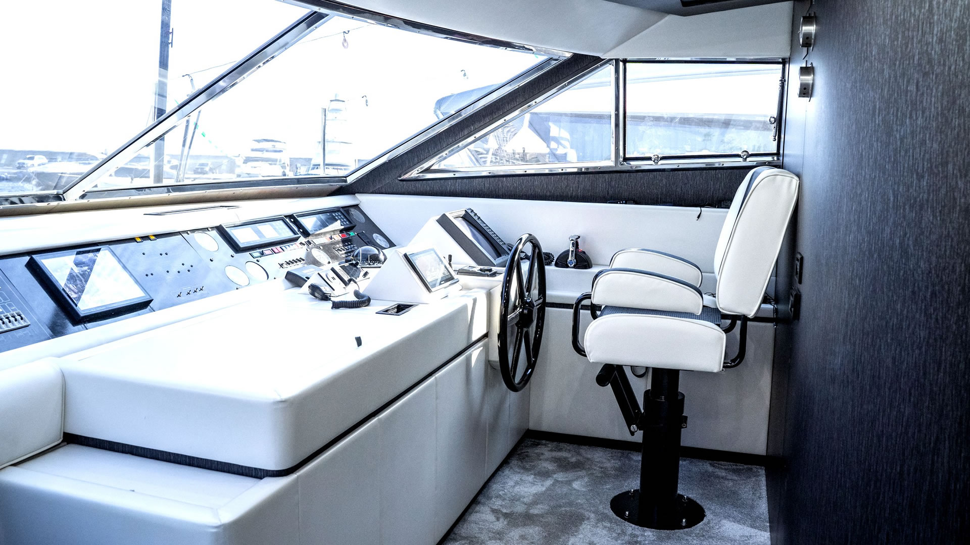 Yachts charter SANLORENZO 82 SL