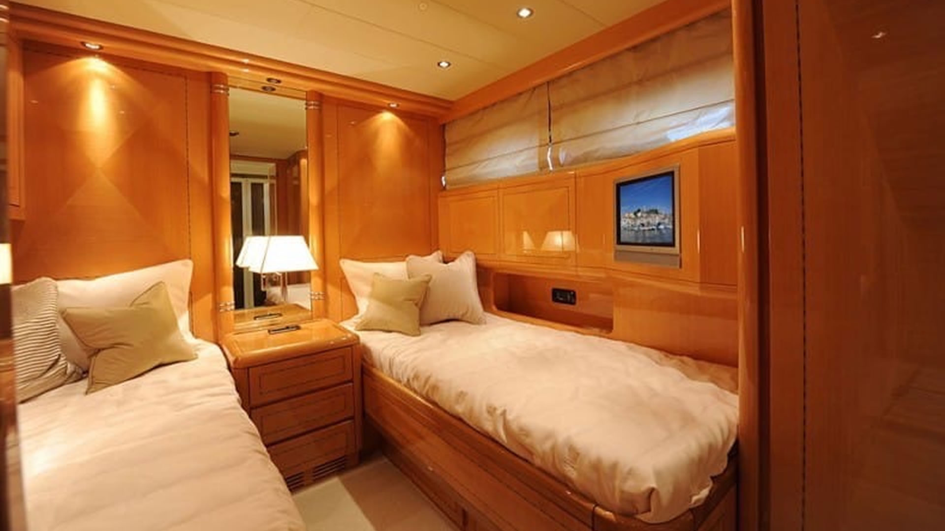 Location location MANGUSTA 72