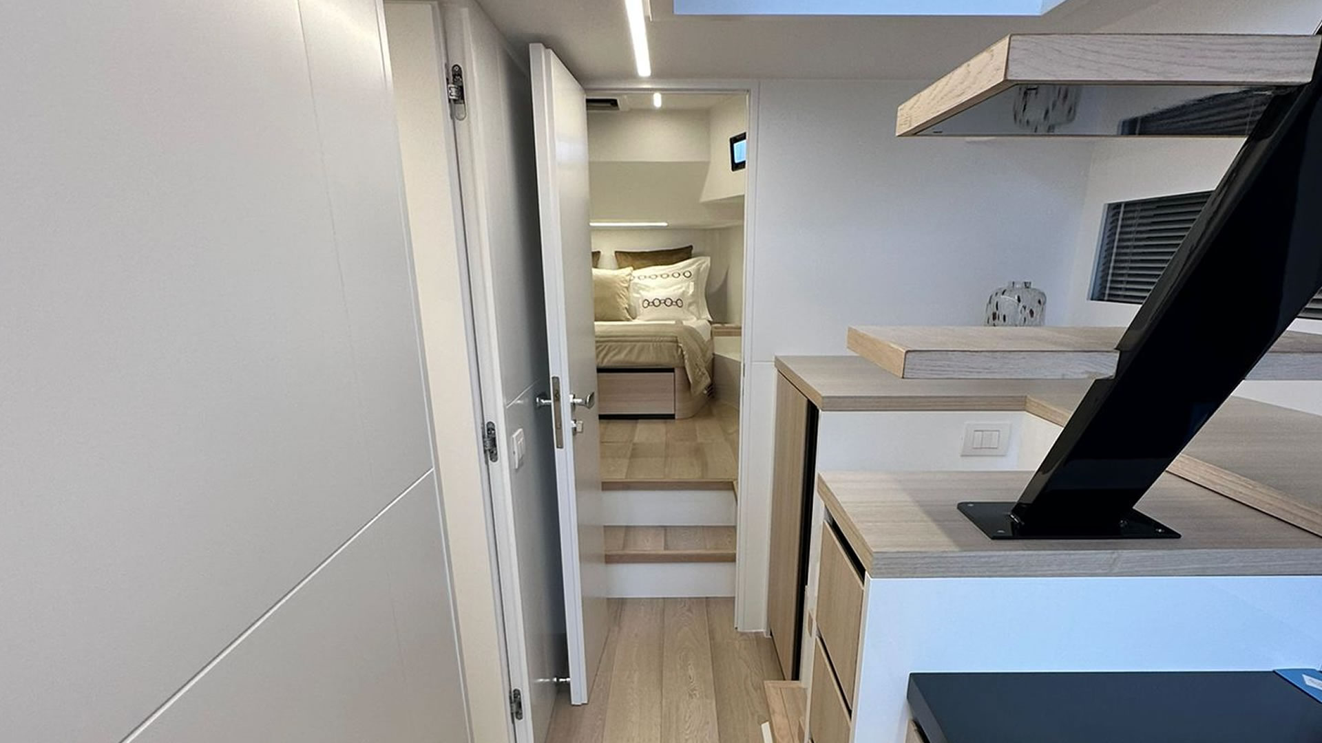 Location location MANDA YACHT S05