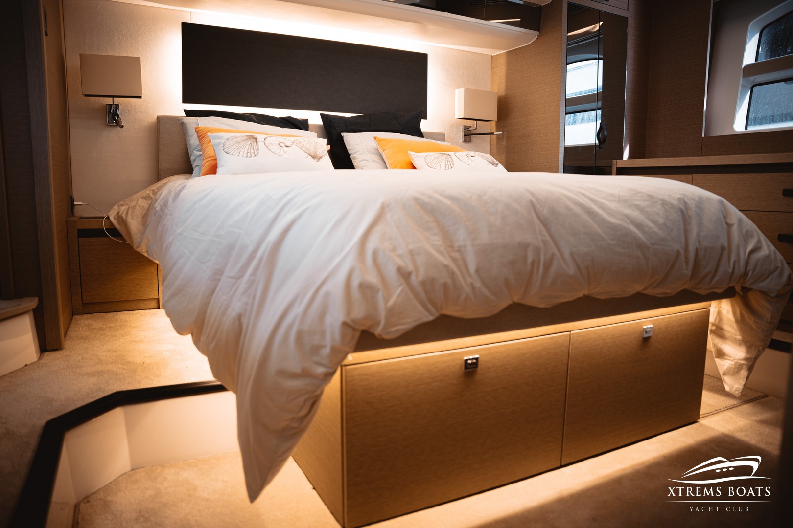 Yachts charter Jeanneau Prestige Fly 590