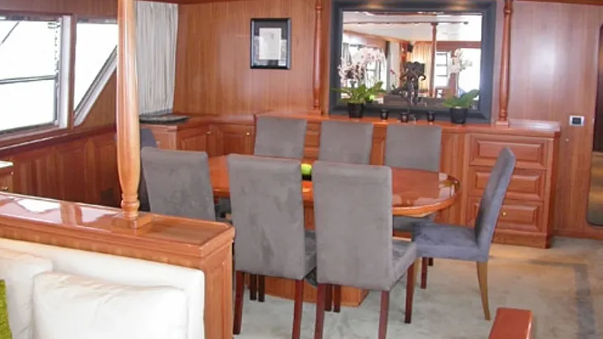 Yachts charter Ancona 132