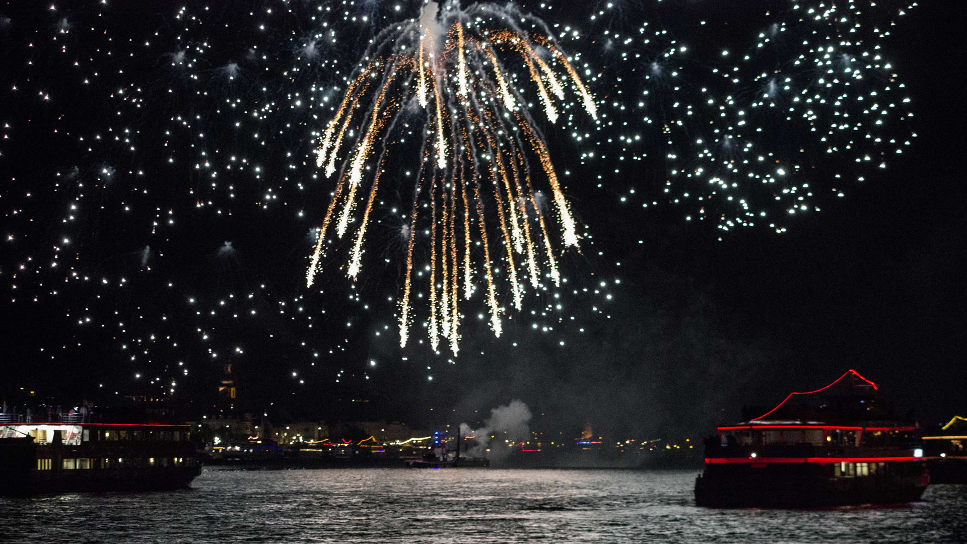 Location services ASSISTEZ À UN FEU D’ARTIFICE VU DEPUIS LA MER