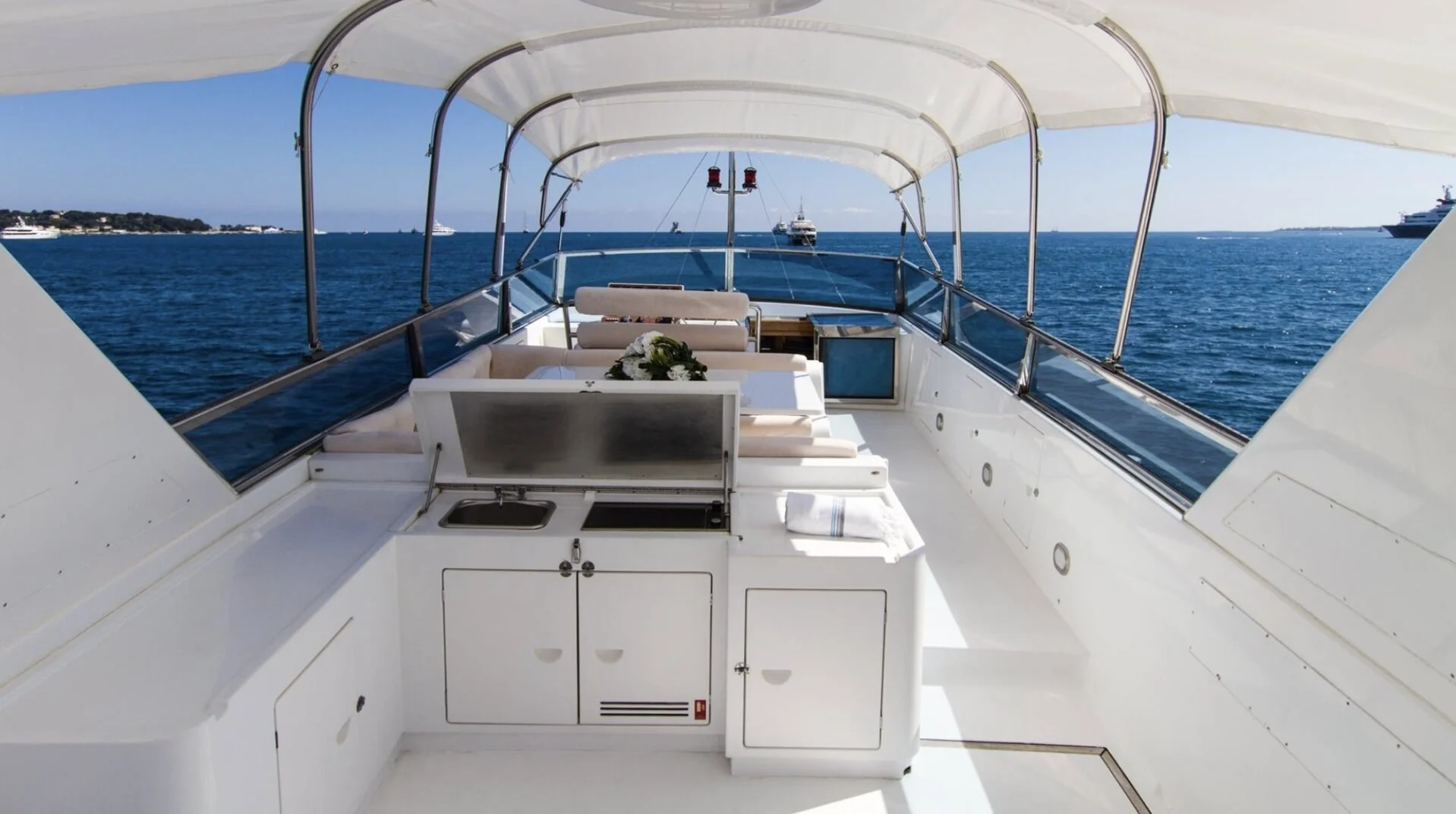 Yachts charter Versilcraft 98