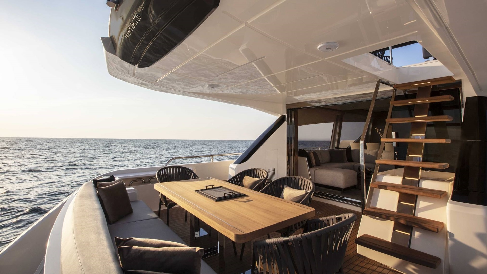 Rental rental Ferretti 720