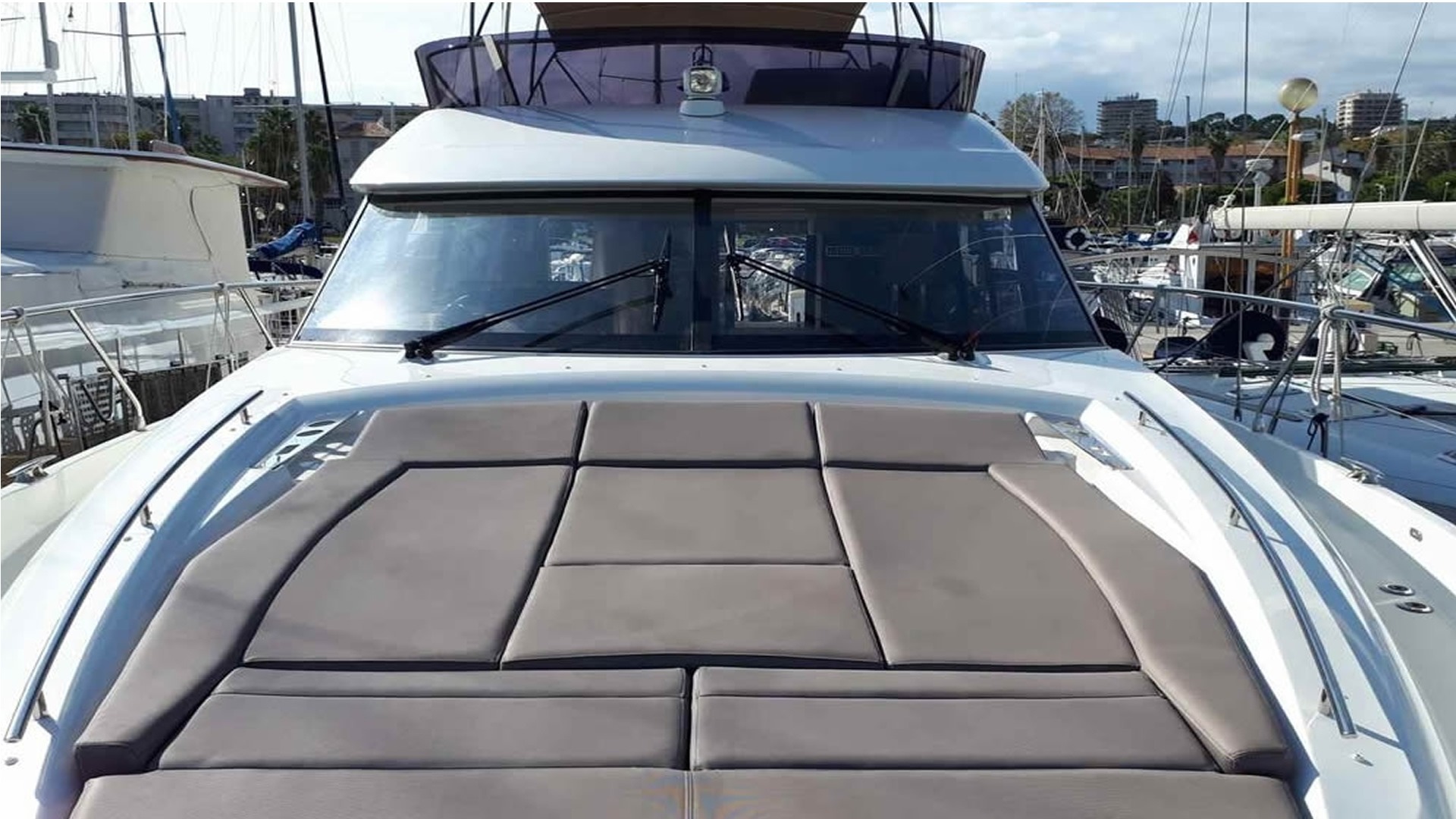 Location yachts Jeanneau Prestige Fly 560