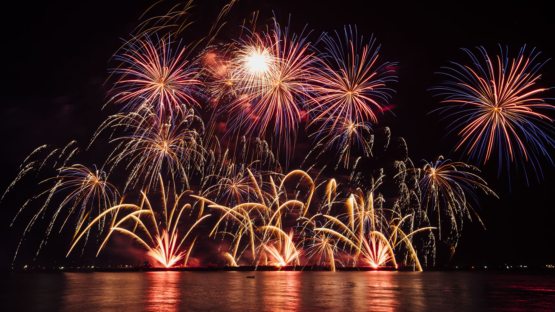 Location services ASSISTEZ À UN FEU D’ARTIFICE VU DEPUIS LA MER