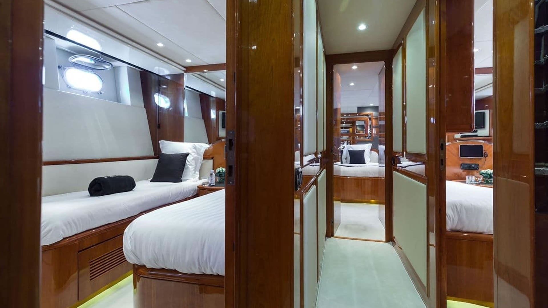 Yachts charter AZIMUT 100