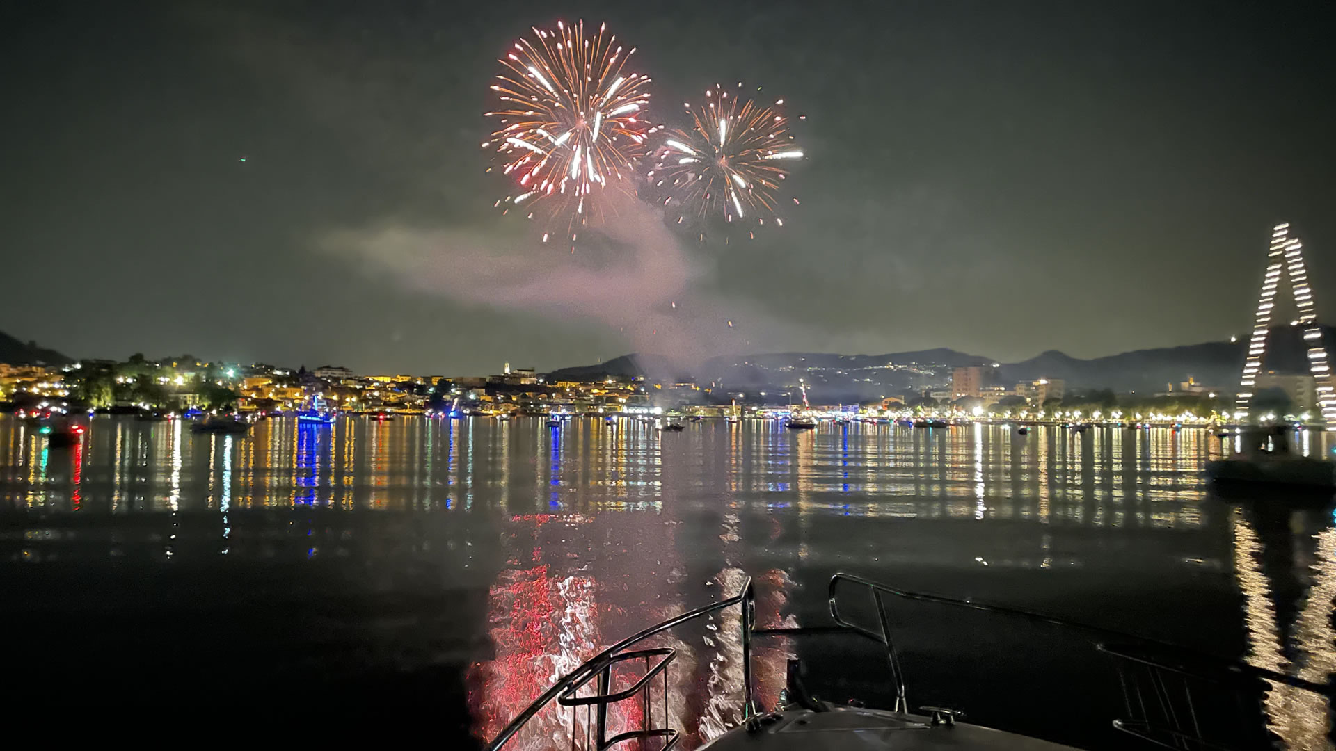 Location services ASSISTEZ À UN FEU D’ARTIFICE VU DEPUIS LA MER
