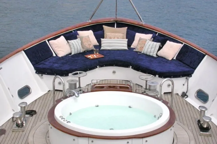 Yachts charter Ancona 132