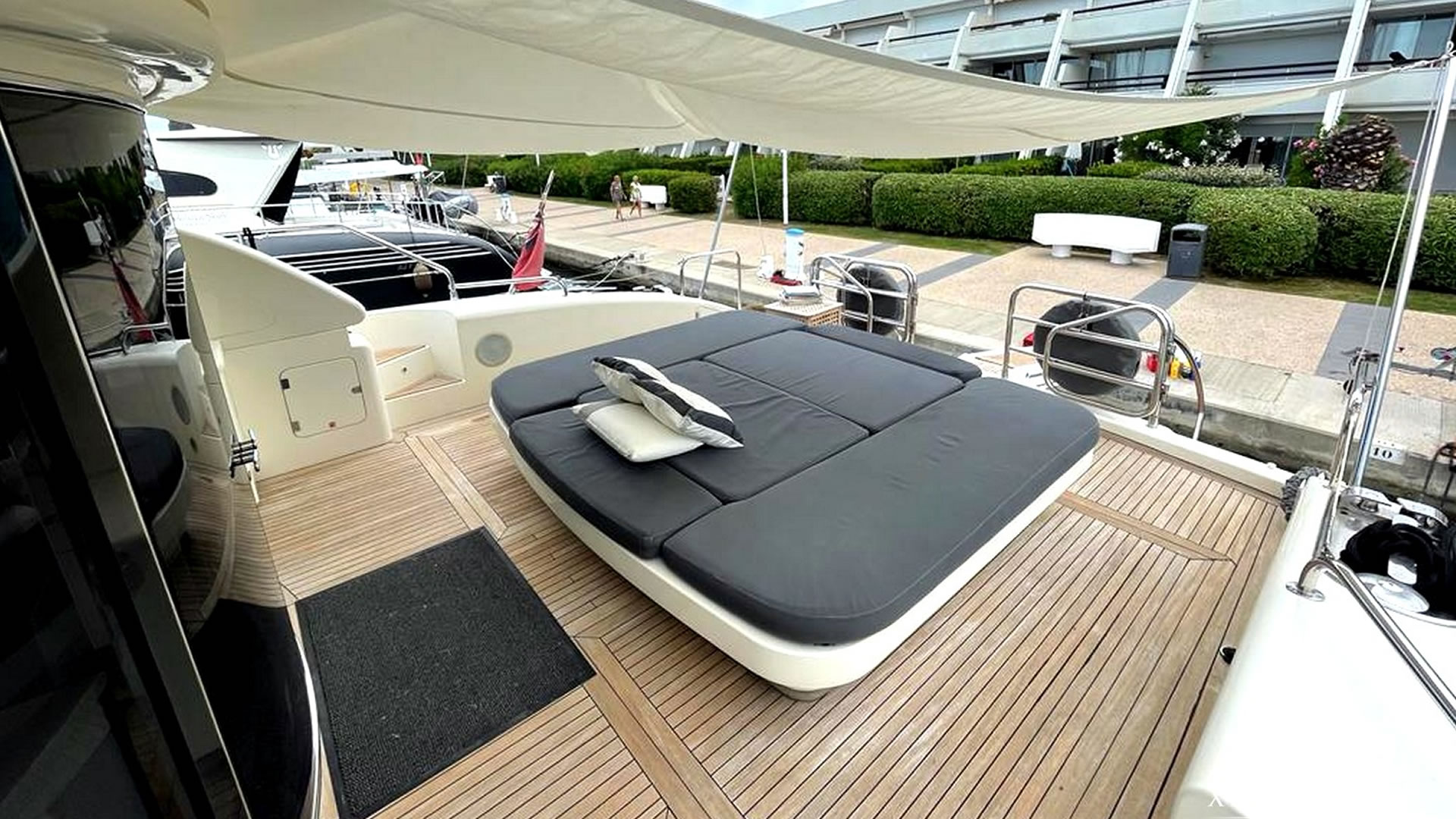 Yachts charter Leopard 24