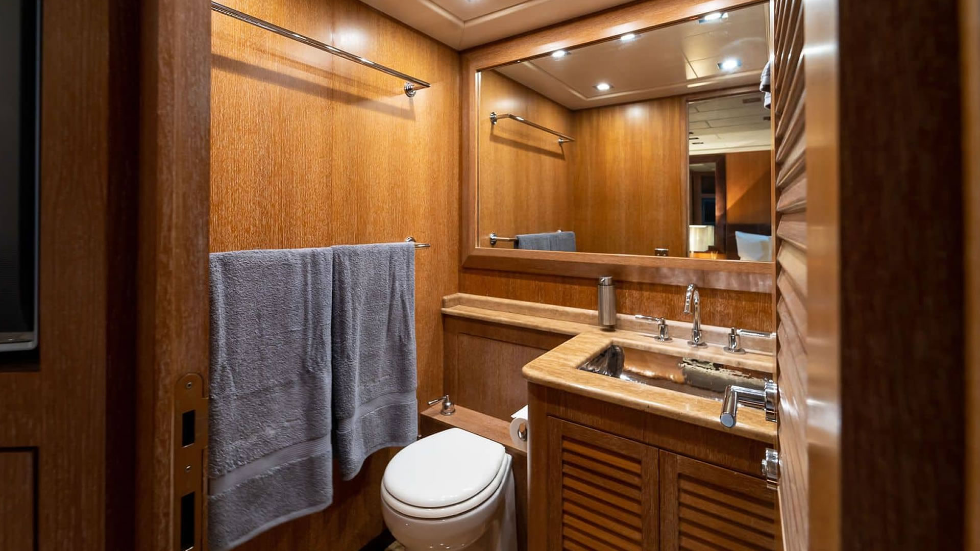 Location location MANGUSTA 92