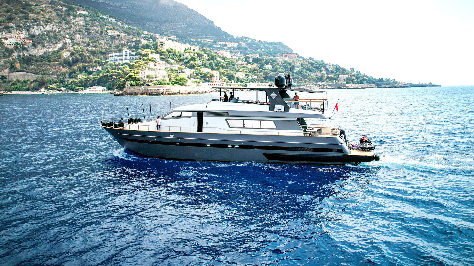 Yachts charter SANLORENZO 82 SL