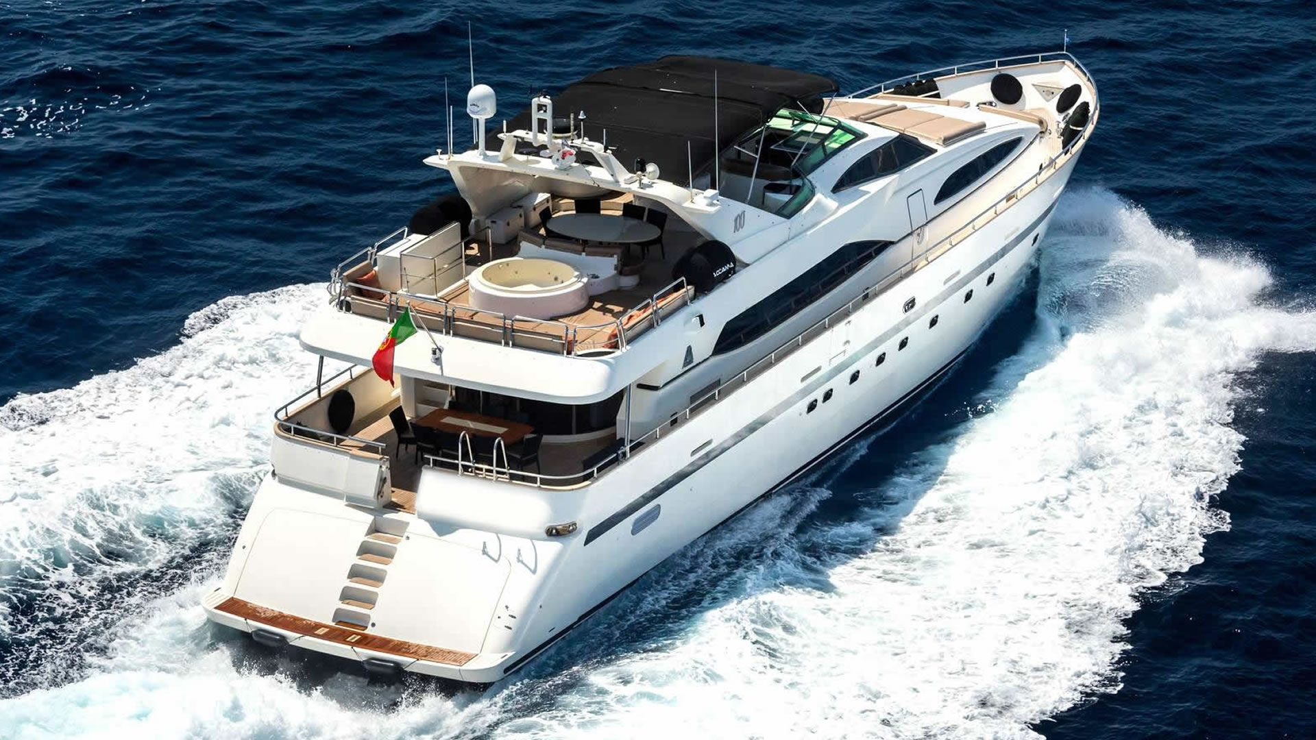 Yachts charter AZIMUT 100