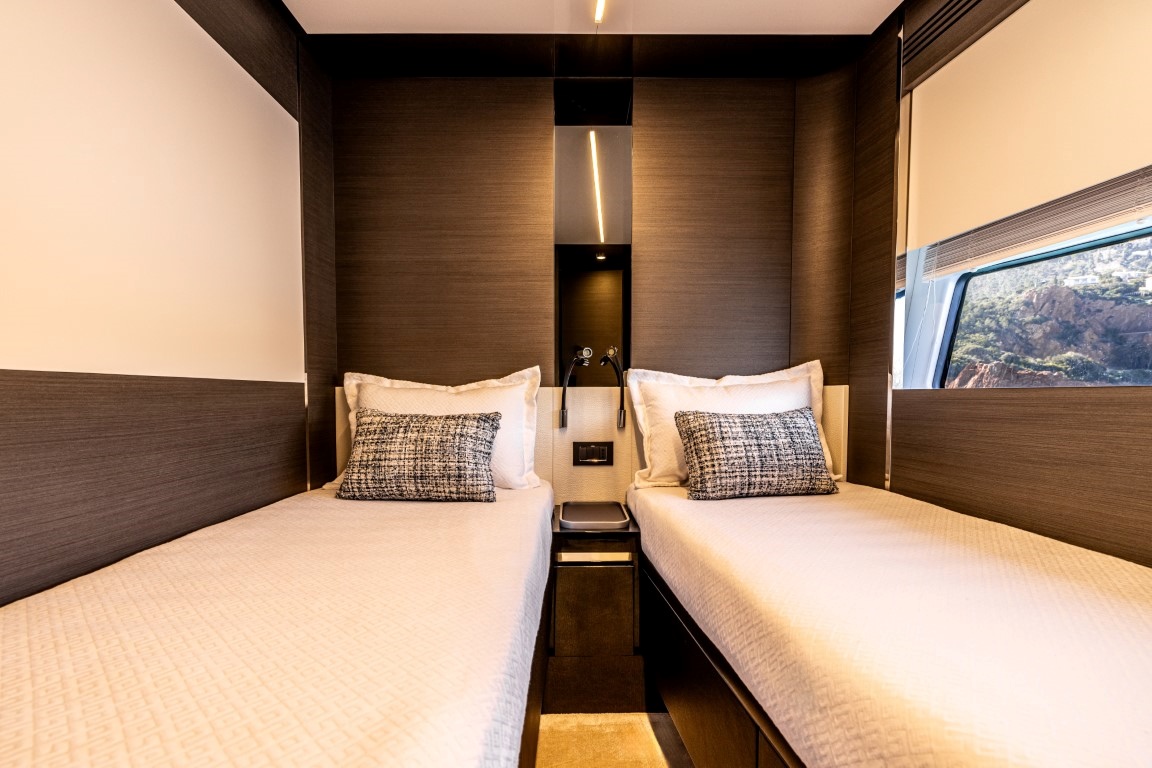 Location location AZIMUT S8