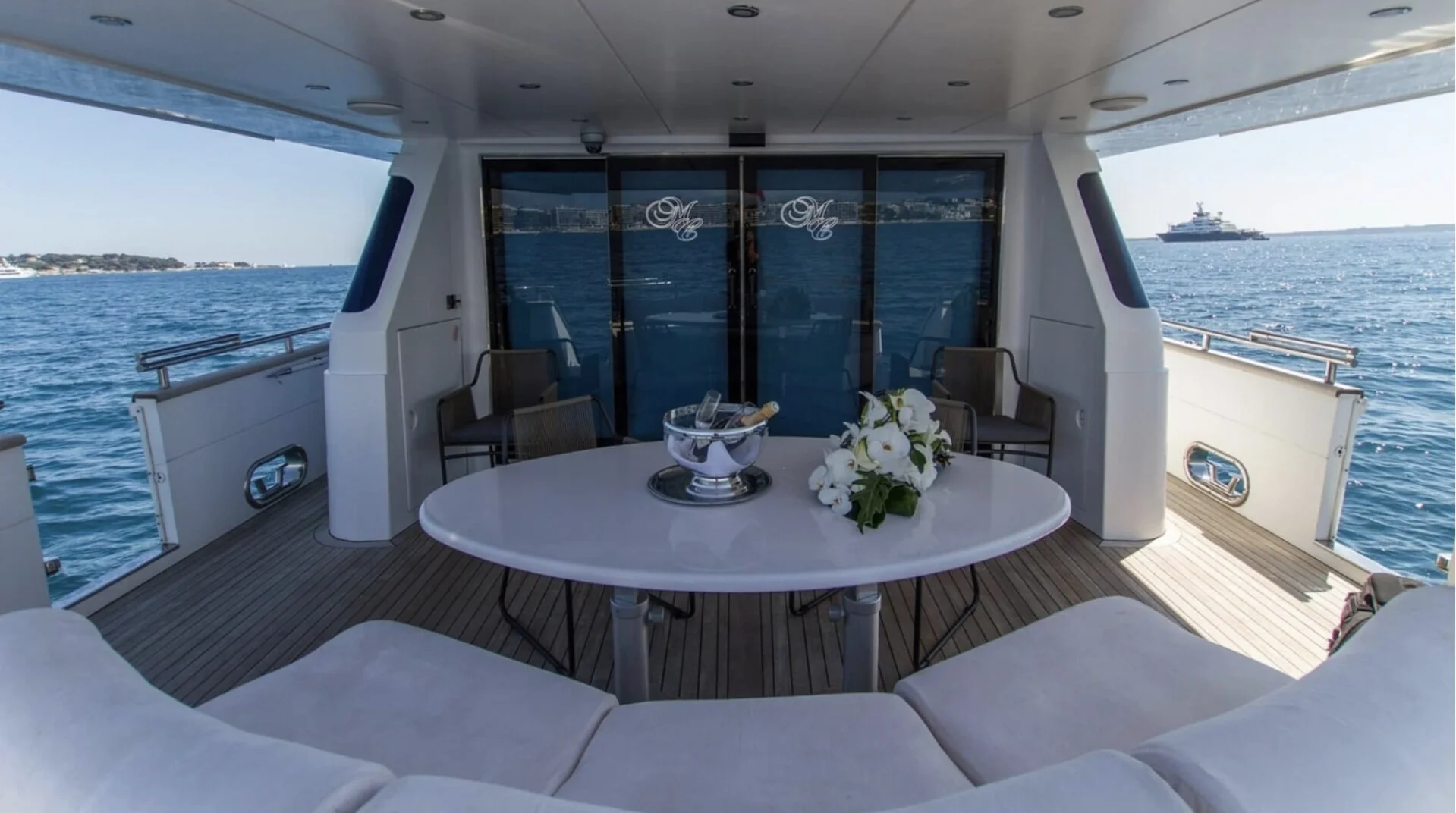 Yachts charter Versilcraft 98