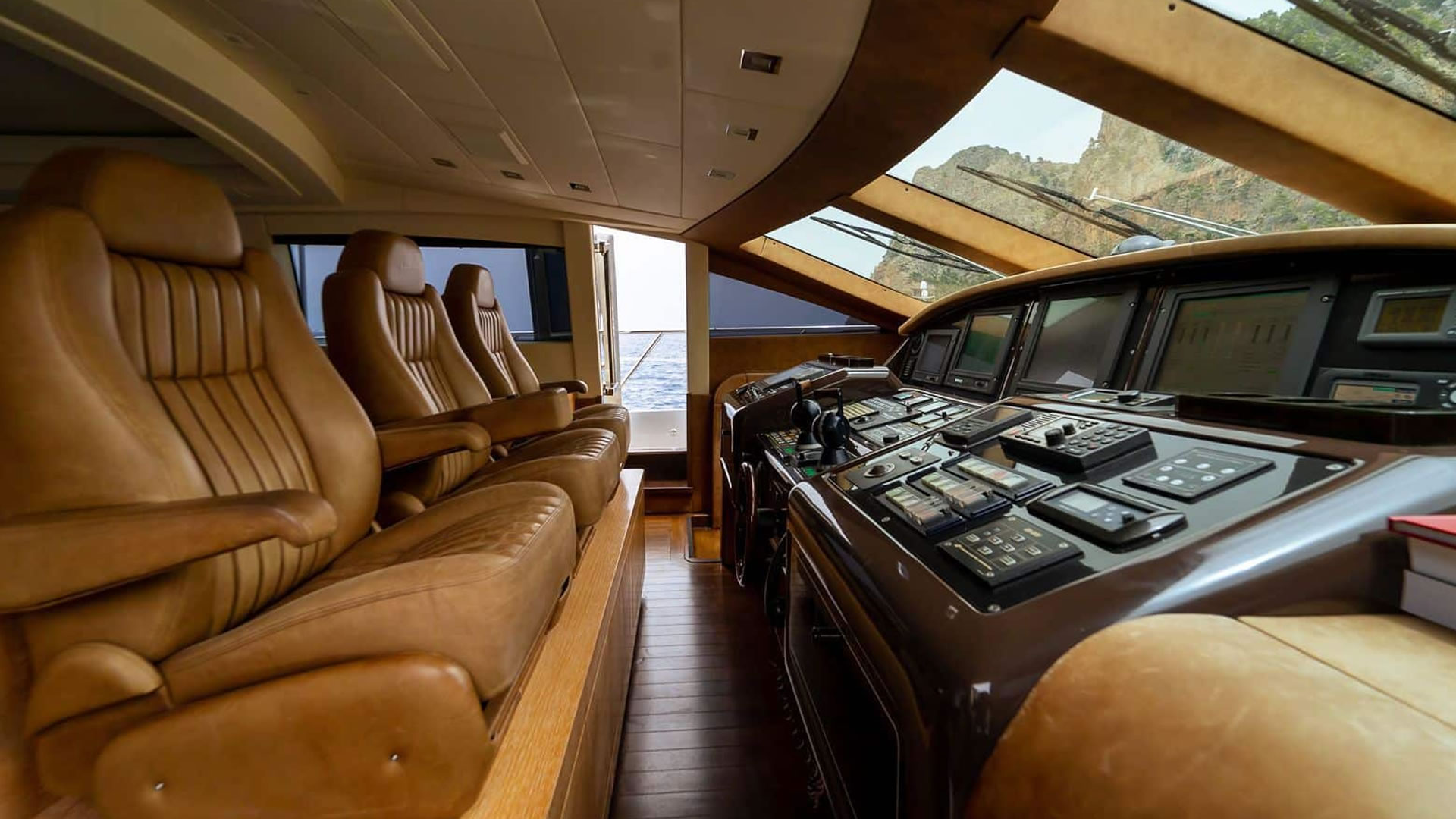Location location MANGUSTA 92
