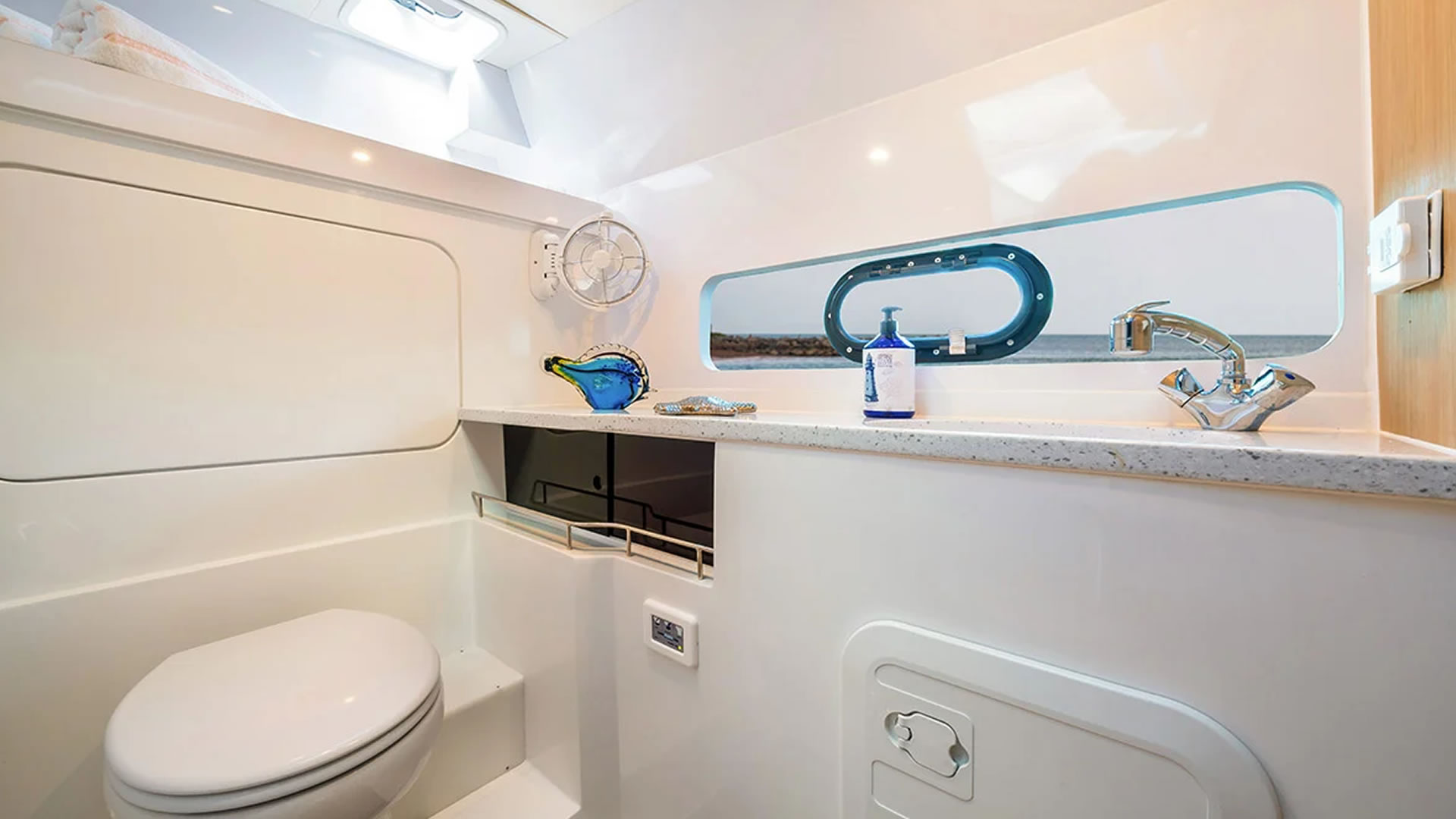 Rental rental Aquila 32 Sport