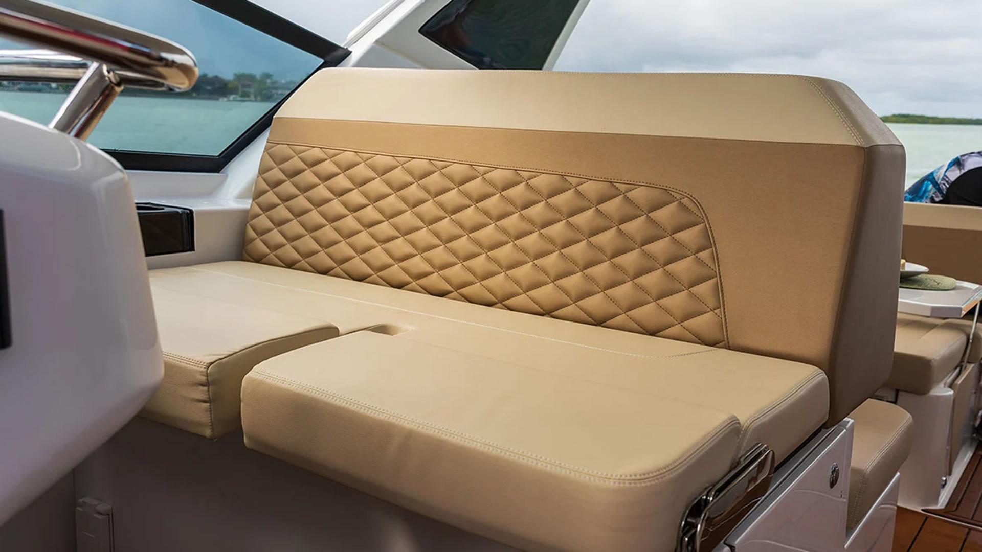 Rental rental Aquila 32 Sport