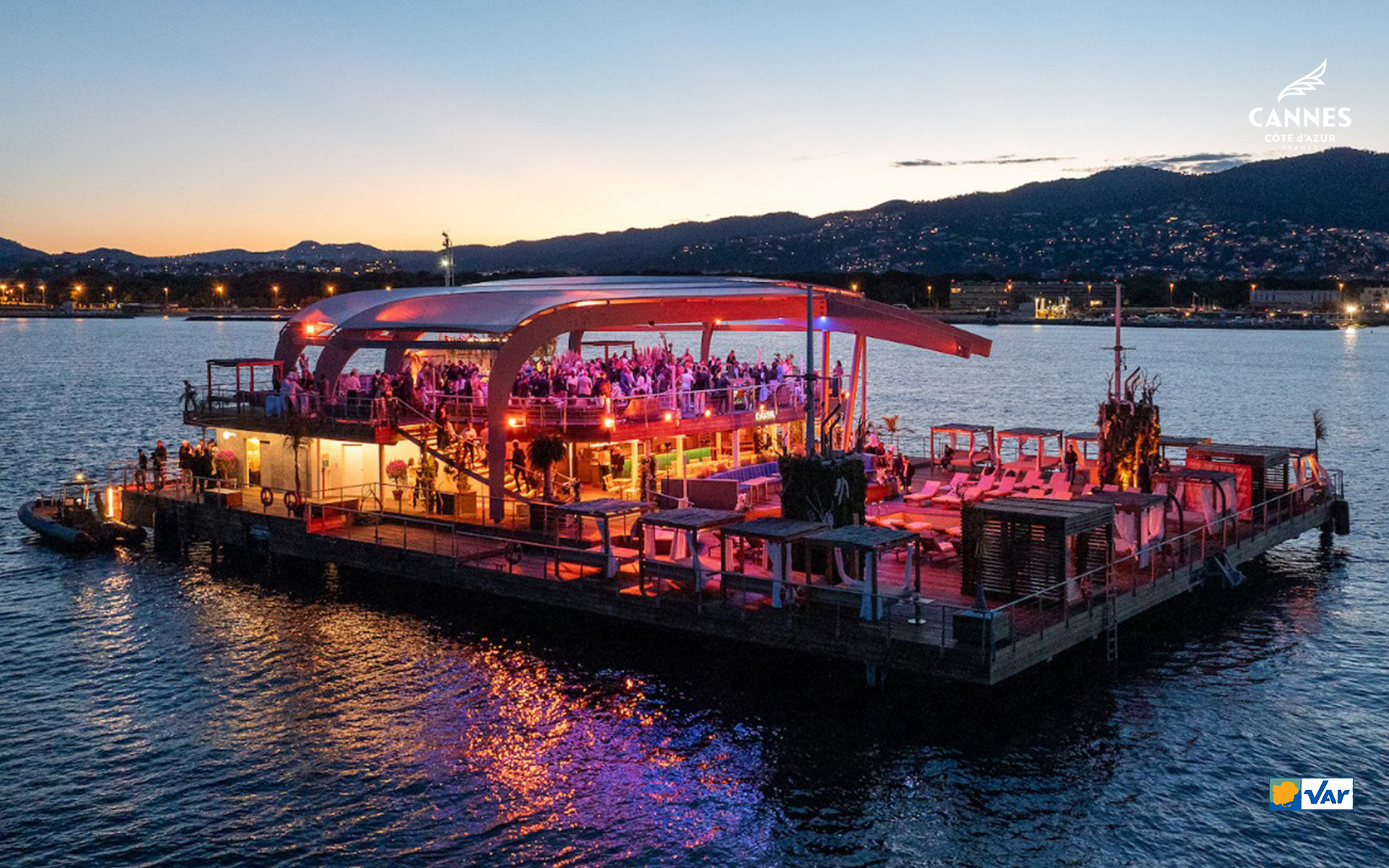 Location services Soirée en mer sur un yacht à Cannes