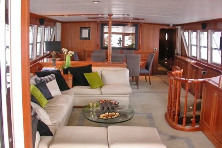 Yachts charter Ancona 132
